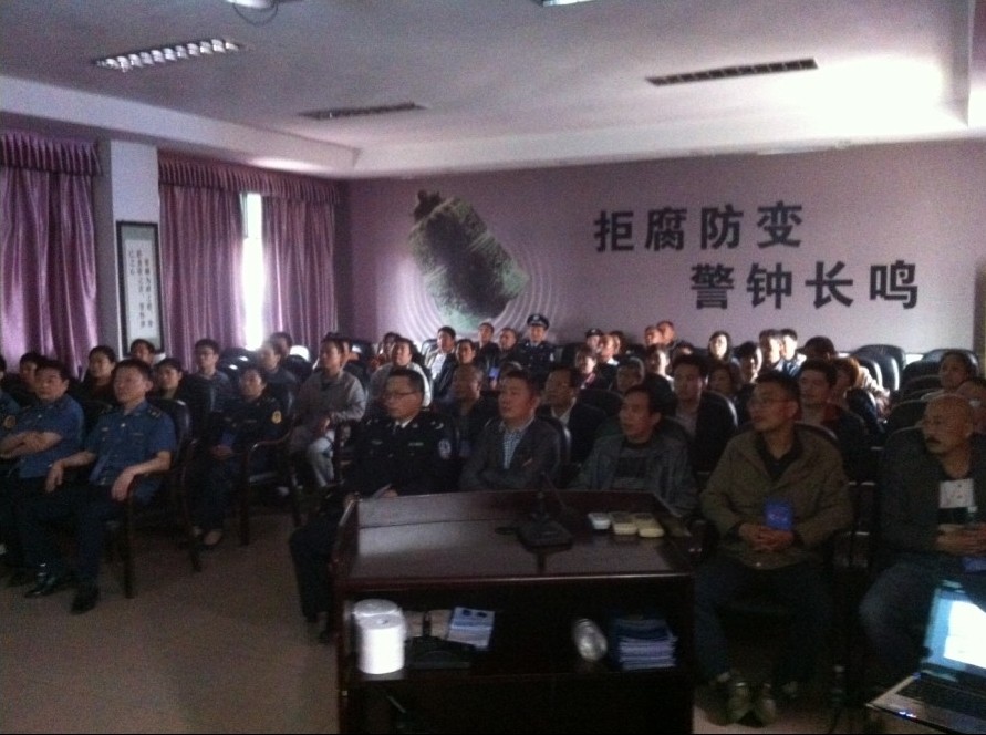001听经济罪犯讲自己的犯罪经历.jpg