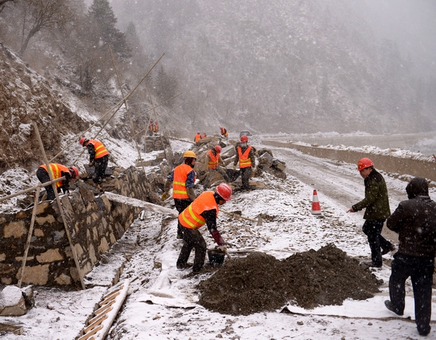 A:筑路工在大雪中作业3.jpg