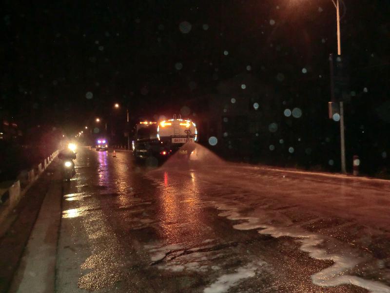 洒水车冲洗油污