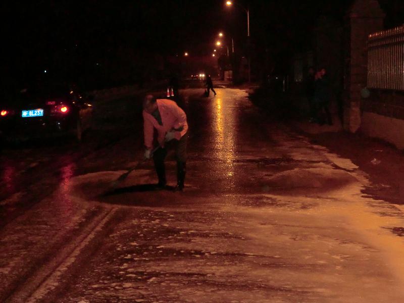 养护人员清洗路面