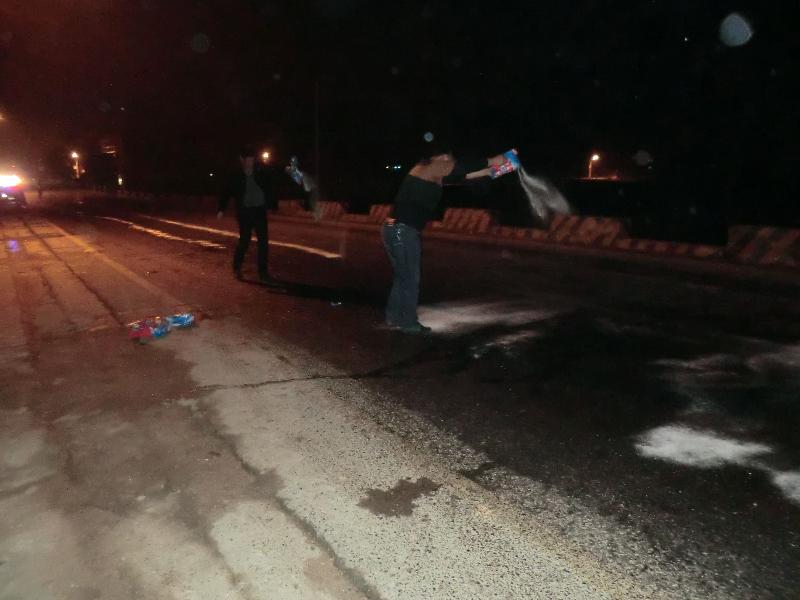 养护人员抛洒洗衣粉